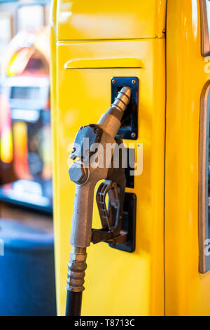 Blocage de la buse de carburant sur la pompe à essence jaune Banque D'Images