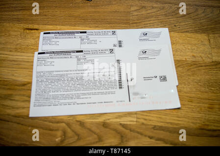 Vue d'une notification d'élection des cartes indiquant la date et l'adresse du bureau de vote pour l'ap Banque D'Images