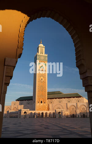 Maroc, Casablanca, vue de la Mosquée Hassan II par archway, à l'aube. Banque D'Images