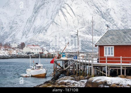 Bateau de pêche amarré sur la jetée en bois dans village de pêcheurs sur les îles Lofoten Banque D'Images