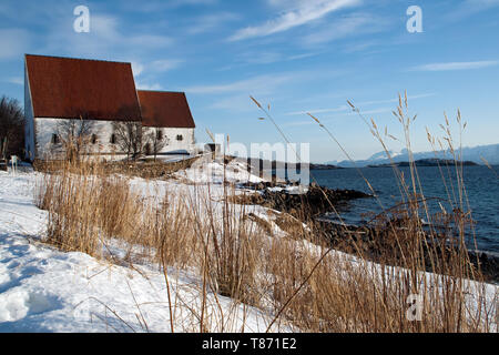 Trondenes Norvège, scène d'hiver de l'église médiévale du 13e siècle par la mer Banque D'Images