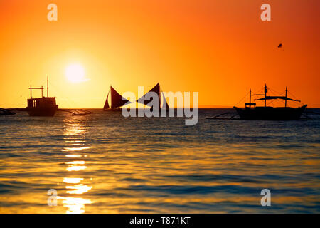 Philippine traditionnelle des bateaux sur le coucher du soleil. Boracay Island Banque D'Images