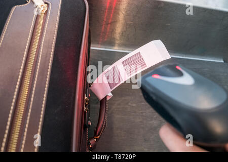 Lecteur de codes-barres lecteur laser scanning pour charger des bagages sac dans l'aéroport Banque D'Images