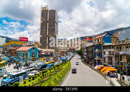 LA PAZ, BOLIVIE - 4 février, 2016 : Paysage urbain et le trafic sur la route principale Avenida Ismael Montes de La Paz, Bolivie Banque D'Images