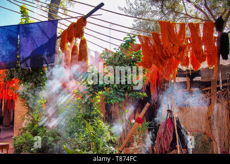 Les souks de Marrakech, Maroc, rues de Marrakech. La ville a le plus grand marché traditionnel dans le pays et l'un des plus occupés de places en Af Banque D'Images