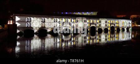 La France, Bas Rhin, Strasbourg, vieille ville classée au Patrimoine Mondial de l'UNESCO, du quartier de la Petite France, Barrage Vauban Vauban (Weir) sur l'Ill, spectacle son et lumière d'été Banque D'Images