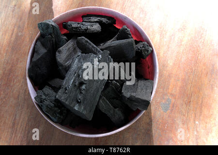 Le charbon de bois pour la cuisson et grill Banque D'Images