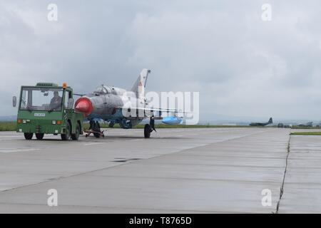 Un MiG-21 LanceR est re-positionné près de F-16C Fighting Falcon aéronefs affectés à la 301e Escadre de chasse, Naval Air Station Joint Base Fort Worth, Texas, déployées à l'appui de l'ensemble de sécurité 19,1 Théâtre comme le 457e Escadron de chasse de l'expéditionnaire, Campia Turzii, la Roumanie, le 10 mai 2019. Financé par l'Initiative de la dissuasion, c. à thé 19.1 fournit une plus forte présence de rotation de l'armée américaine sur le théâtre européen, capable de dissuader et, si nécessaire, répondre aux menaces régionales. Bien que dans le théâtre, ce personnel et les aéronefs participeront à la préparation de plusieurs exe Banque D'Images