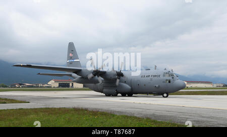 Un C-130H Hercules exploité par le 165e Escadron de transport aérien, 123e Airlift Wing, New York Air National Guard, arrive à la base aérienne d'Aviano, en Italie, pour la réponse immédiate de l'exercice 2019, le 9 mai 2019. A l'arrivée, le C-130 a été traitée par l'élément de réponse d'urgence 512th, basée à Dover Air Force Base, Texas. Réponse immédiate 19 met en évidence la souplesse et la mobilité stratégique des forces terrestres et aériennes pour répondre rapidement aux crises, permettant la présence de droite où nous en avons besoin, quand nous en avons besoin. (U.S. Photo de l'Armée de l'air par le sergent. Zachary Cacicia) Banque D'Images