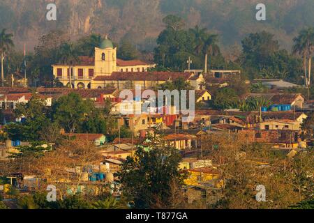 Cuba, province de Pinar del Rio, Vinales, Vallée de Vinales, Parc National de Viñales classée patrimoine mondial de l'UNESCO, les mogotes et le village de Vinales Banque D'Images