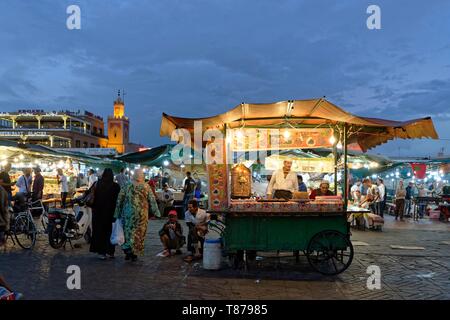 Le Maroc, Haut Atlas, Marrakech, ville impériale, médina classée au Patrimoine Mondial de l'UNESCO, la place Jemaa El Fna Banque D'Images