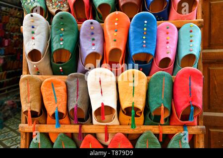 Le Maroc, Haut Atlas, Marrakech, ville impériale, médina classée au Patrimoine Mondial de l'UNESCO, souks, chaussures Babouches marocaines traditionnelles Banque D'Images