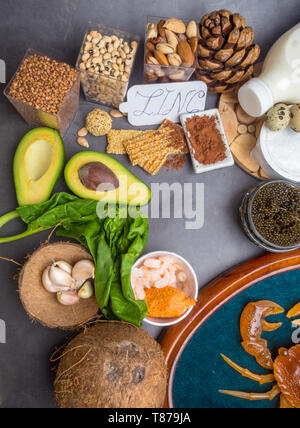 Les aliments avec le zinc minéral sur une table en bois. Vue d'en haut Banque D'Images