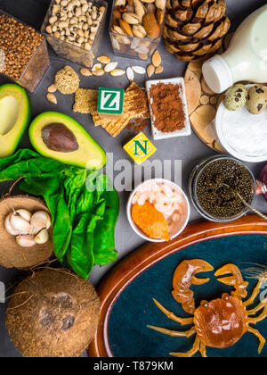 Les aliments avec zinc sur table béton. Vue d'en haut Banque D'Images