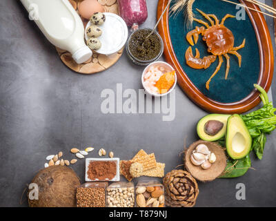 Les aliments avec zinc sur table béton. Vue supérieure des aliments de santé Banque D'Images