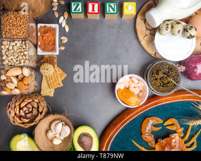 Les aliments avec zinc sur table béton. Vue supérieure des aliments de santé Banque D'Images