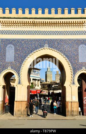 Le Maroc, Moyen Atlas, Fès, ville impériale, Fès el Bali, Quartier médina classée au Patrimoine Mondial de l'UNESCO, vue panoramique de la médina (vieille ville), Bab Bou Jeloud (Bab-Boujloud) gate, l'une des 14 portes de la vieille ville Banque D'Images