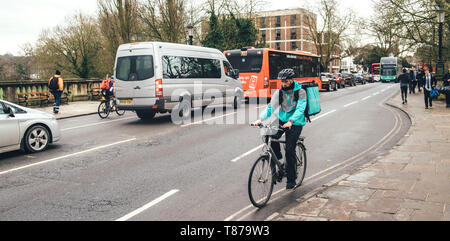 Oxford, Royaume-Uni - Mar 3, 3017 : les jeunes cyclistes masculins triste la livraison de nourriture rapide à Deliveroo - App client via la navette rapide dans la ville universitaire avec grand sac thermo avec logo Deliveroo Banque D'Images