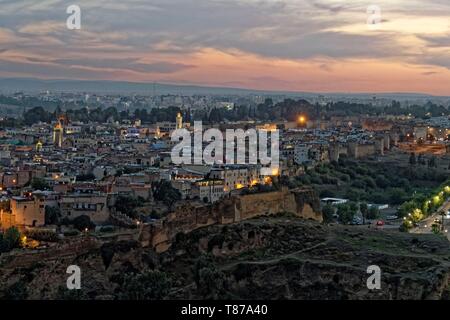 Le Maroc, Moyen Atlas, Fès, ville impériale classée au Patrimoine Mondial de l'UNESCO, Fès El Jedid, vue panoramique à partir de Merenid tombes Banque D'Images