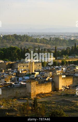 Le Maroc, Moyen Atlas, Fès, ville impériale classée au Patrimoine Mondial de l'UNESCO, Fès El Jedid, vue panoramique à partir de Merenid tombes Banque D'Images