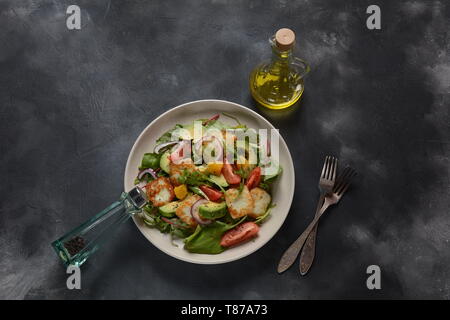 Fromage halloumi grillé du Moyen-Orient à l'avocat salade, les oranges, les tomates cerises, oignons rouges, roquette feuilles de betterave. Banque D'Images