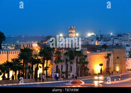 Maroc, Rabat, inscrite au Patrimoine Mondial de l'UNESCO, Udayas (kasbah kasbah des Oudaïas) et la tour Hassan à l'arrière-plan Banque D'Images