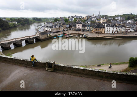 Femme assise sur mur de pierre clôture avec une très belle vue sur Saint-Goustan, Auray, Morbihan, Bretagne, France Banque D'Images