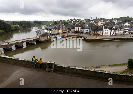 La mère et le fils debout près de mur de pierre clôture avec une très belle vue sur Saint-Goustan, Auray, Morbihan, Bretagne, France Banque D'Images