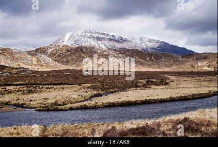 Snow-capped Arkle avec River Laxford en premier plan, Stormy Weather Avril Domaine forestier Reay, Sutherland Highlands écossais au Royaume-Uni. Banque D'Images