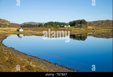 Pile Lodge sur le domaine forestier de Reay vu de Loch Stack, Sutherland, Highlands écossais UK, calme belle matinée de printemps, réflexions sur le loch. Banque D'Images