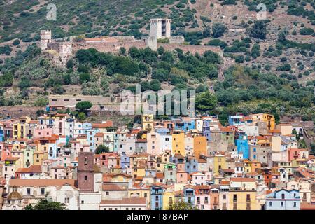 Italie, Sardaigne, Province d'Oristano, Oristano, vue sur les maisons colorées et le Castello Malaspina Banque D'Images