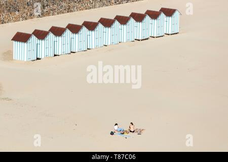 France, Vendée, St Jean de Monts, 2 femmes sur la plage et cabines de plage (vue aérienne) Banque D'Images