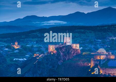 La Géorgie, Akhaltsikhe, high angle view avec ville forteresse, dusk Rabati Banque D'Images