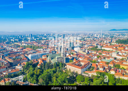 Zagreb, capitale de la Croatie, centre-ville Vue aérienne du drone, cathédrale, Ribnjak park et la haute-ville Banque D'Images