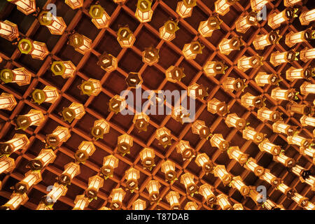 Lanternes asiatiques un plafond suspendu de Banque D'Images