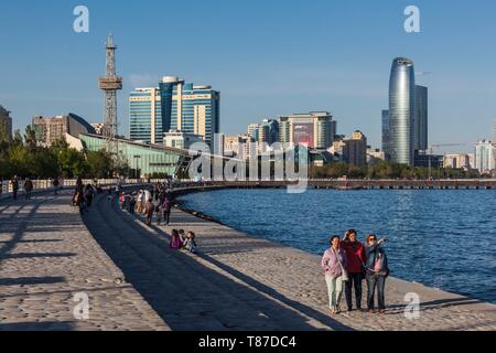 L'Azerbaïdjan, Bakou, Bulvar, Promenade, ville skyine Baie de Bakou avec les visiteurs Banque D'Images