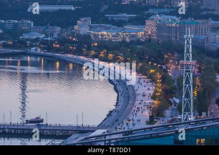 L'Azerbaïdjan, Bakou, high angle view de la promenade Bulvar, dusk Banque D'Images