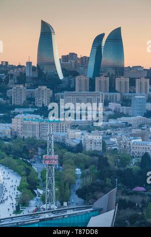 L'Azerbaïdjan, Bakou, high angle sur les toits de la ville, du nord, au crépuscule Banque D'Images