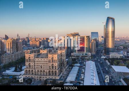 L'Azerbaïdjan, Bakou, high angle skyline avec Dom Gouvernement soviétique House, dusk Banque D'Images