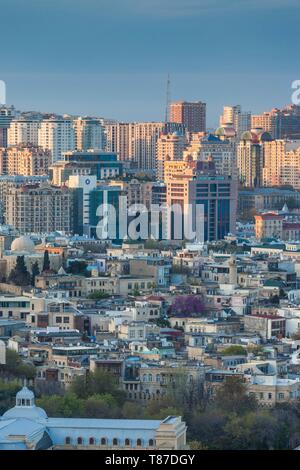 L'Azerbaïdjan, Bakou, high angle view of city skyline de l'ouest, au crépuscule Banque D'Images