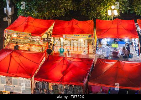 Le Laos, Vientiane, Riverfront Mékong Marché de nuit, high angle view, dusk Banque D'Images