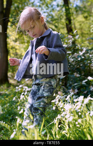 Petite fille dans la prairie de printemps Banque D'Images