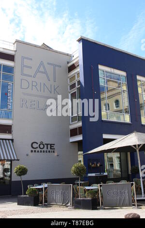 10 Mai 2019 : La Baie de Cardiff, Cardiff UK : restaurants dans la baie de Cardiff dans la lumière du soleil, l'attente de la ruée vers l'heure du déjeuner. Banque D'Images