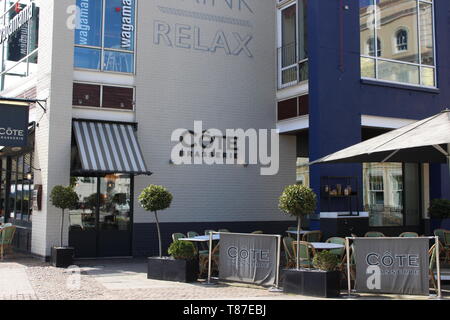 10 Mai 2019 : La Baie de Cardiff, Cardiff UK : restaurants dans la baie de Cardiff dans la lumière du soleil, l'attente de la ruée vers l'heure du déjeuner. Cote Brasserie et Wagamama. Banque D'Images