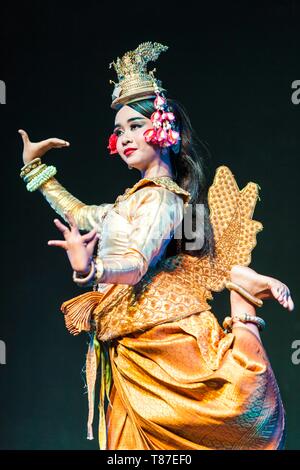 Cambodge, Phnom Penh, spectacle de danse traditionnelle, danseuse apsara Banque D'Images