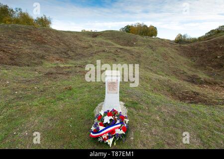 La France, la Meuse, la région d'Argonne, Vauquois, Butte de Vauquois répertorié comme l'un des plus important secteur de la Première Guerre mondiale dans la guerre des mines, le monument aux morts à la mémoire des pompiers de la ville de Paris est mort dans la région Banque D'Images