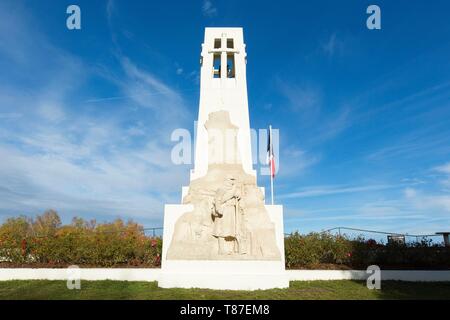 La France, la Meuse, la région d'Argonne, Vauquois, Butte de Vauquois répertorié comme l'un des plus important secteur de la Première Guerre mondiale dans la guerre des mines, la Butte de Vauquois Monument aux Morts construit en 1925 sur le même lieu où la mairie a disparu Banque D'Images