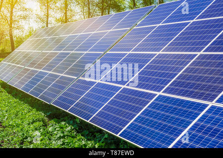 Power Plant à l'aide d'énergie solaire renouvelable avec soleil. Banque D'Images