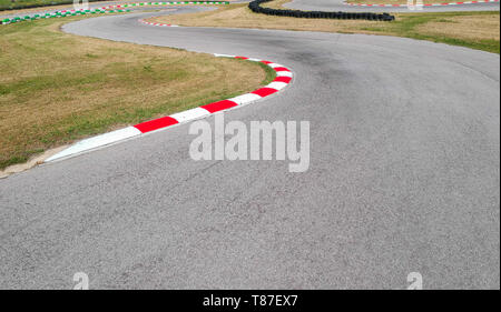 Courbes sur piste de karting, vue aérienne arrière-plan. Banque D'Images