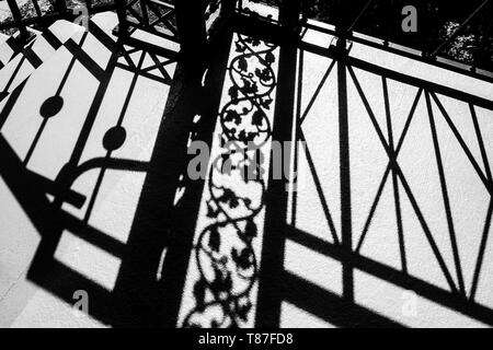 Les ombres en fer forgé en noir et blanc et des formes géométriques feuilles Banque D'Images